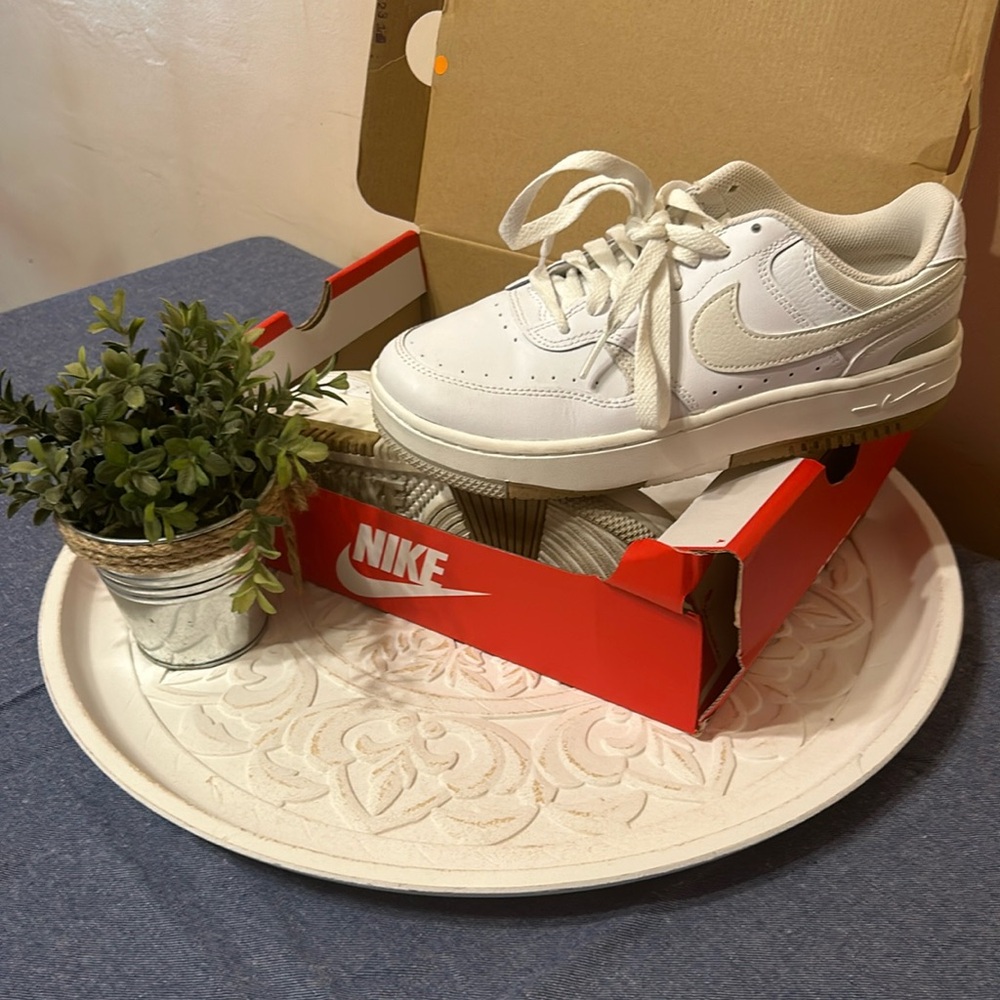 Women’s Nike Gamma force shoes